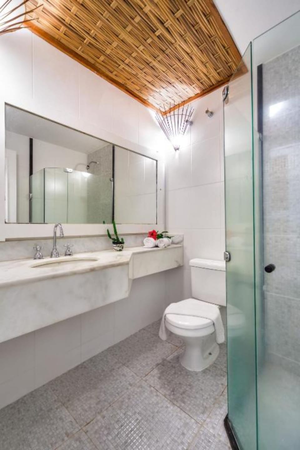  Premium, Pool View | Bathroom | Shower, free toiletries, hair dryer, towels