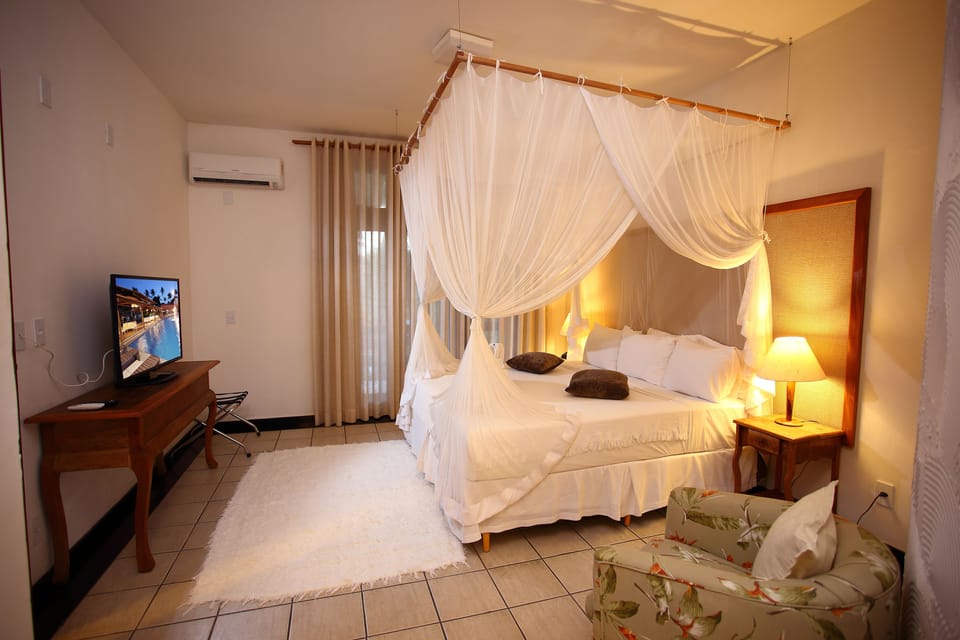 Suite, Balcony (Master) | In-room safe, individually decorated, blackout drapes, soundproofing