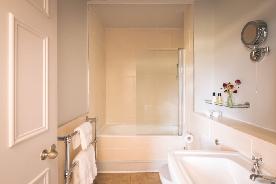 Classic Double with Feature | Bathroom | Combined shower/tub, designer toiletries, hair dryer, bathrobes