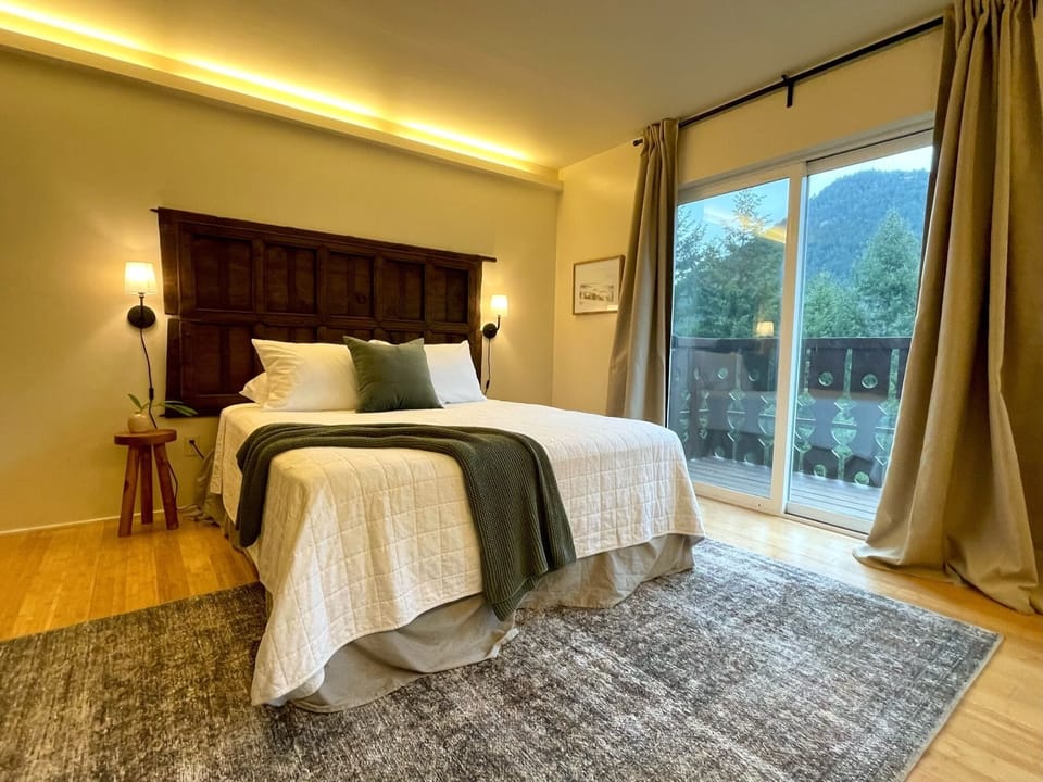 Comfort Room, 1 Queen Bed, Fireplace, Mountain View | Individually decorated, individually furnished, laptop workspace