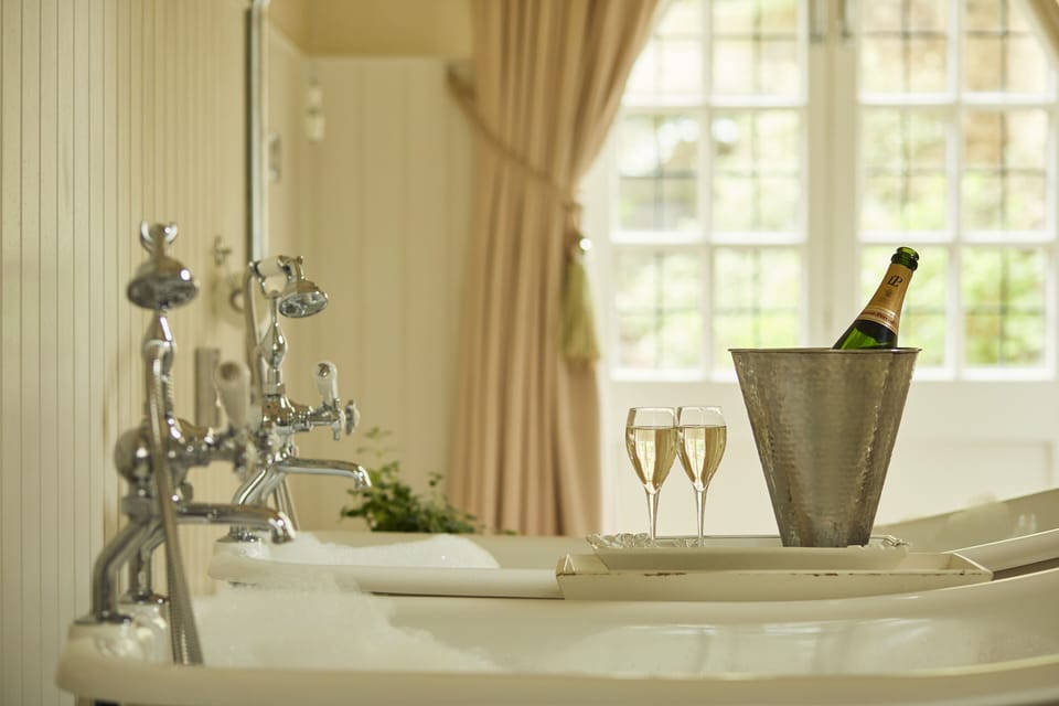Garden Suite | Hypo-allergenic bedding available, in-room safe, desk