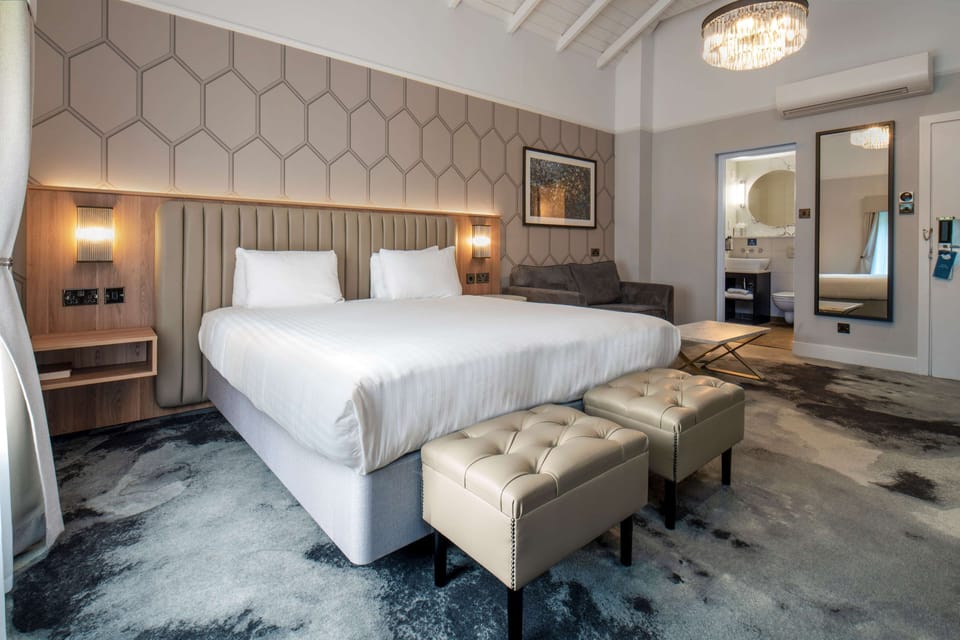 Suite, 1 Double Bed, Non Smoking (with Single Sofabed) | In-room safe, desk, laptop workspace, blackout drapes