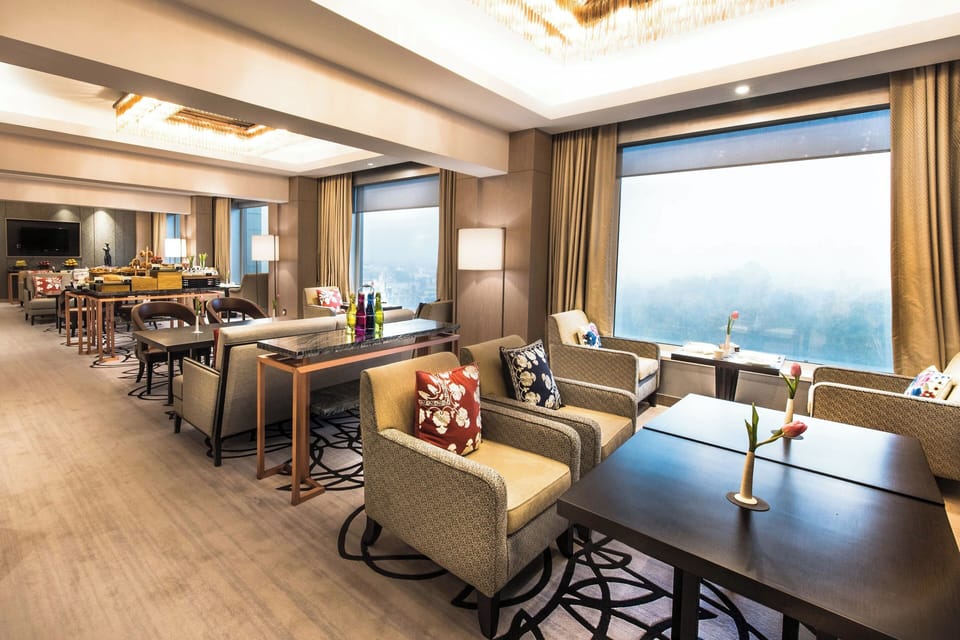 Club Room, 1 Queen Bed | Lounge
