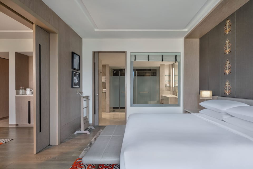 Executive Suite, 1 Queen Bed | Premium bedding, minibar, in-room safe, individually furnished