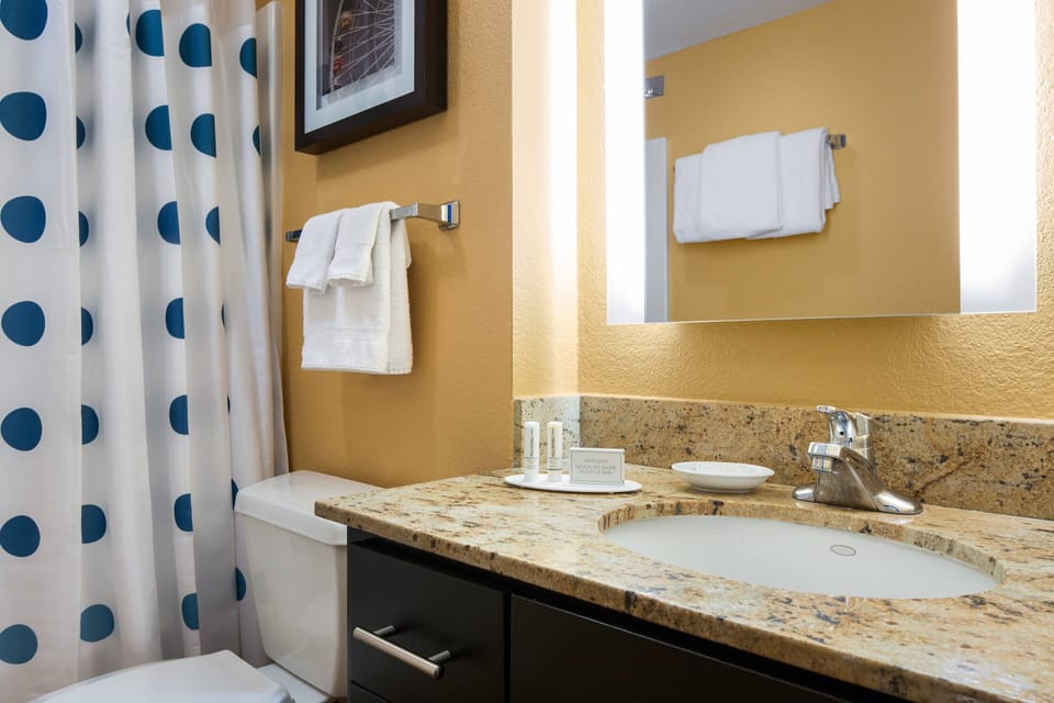 Combined shower/tub, free toiletries, hair dryer, towels
