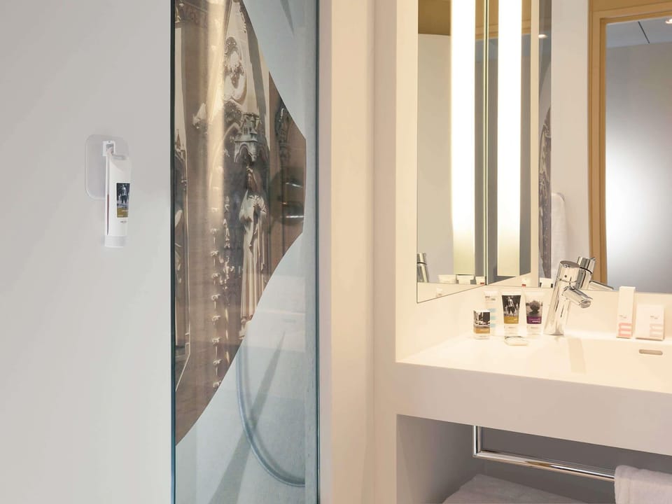 Privilege, Double Room, 1 Double Bed | In-room safe, desk, blackout drapes, soundproofing