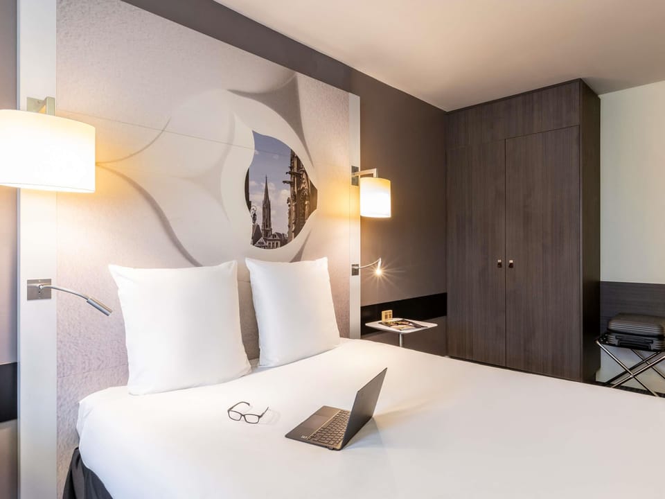 Classic Double Room, 1 Double Bed | In-room safe, desk, blackout drapes, soundproofing