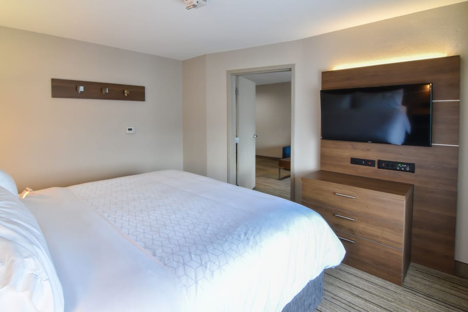 Premium bedding, down comforters, in-room safe, desk