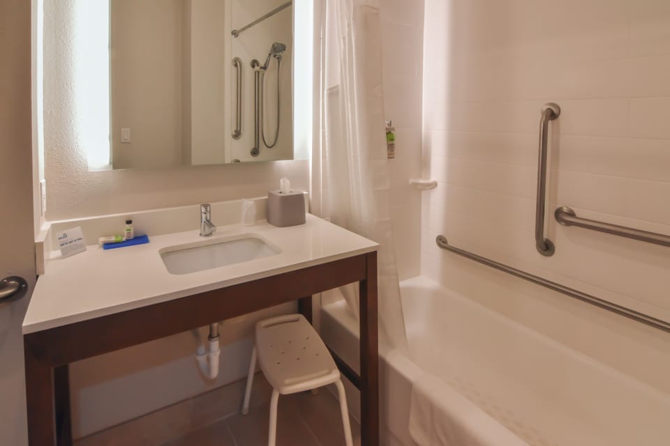 Combined shower/tub, hydromassage showerhead, free toiletries