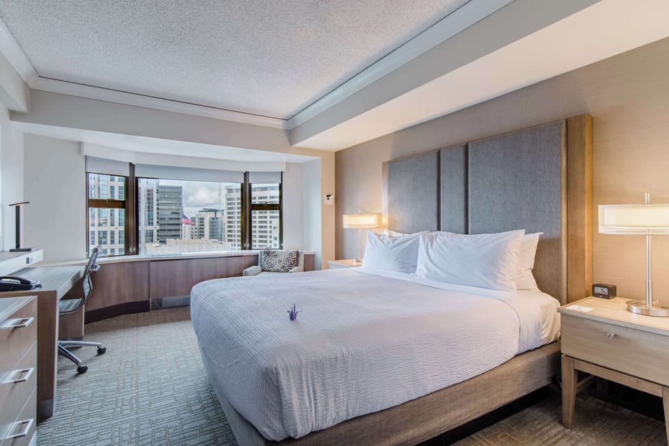 Room, 1 King Bed, Club Lounge Access, City View | In-room safe, blackout drapes, free cribs/infant beds
