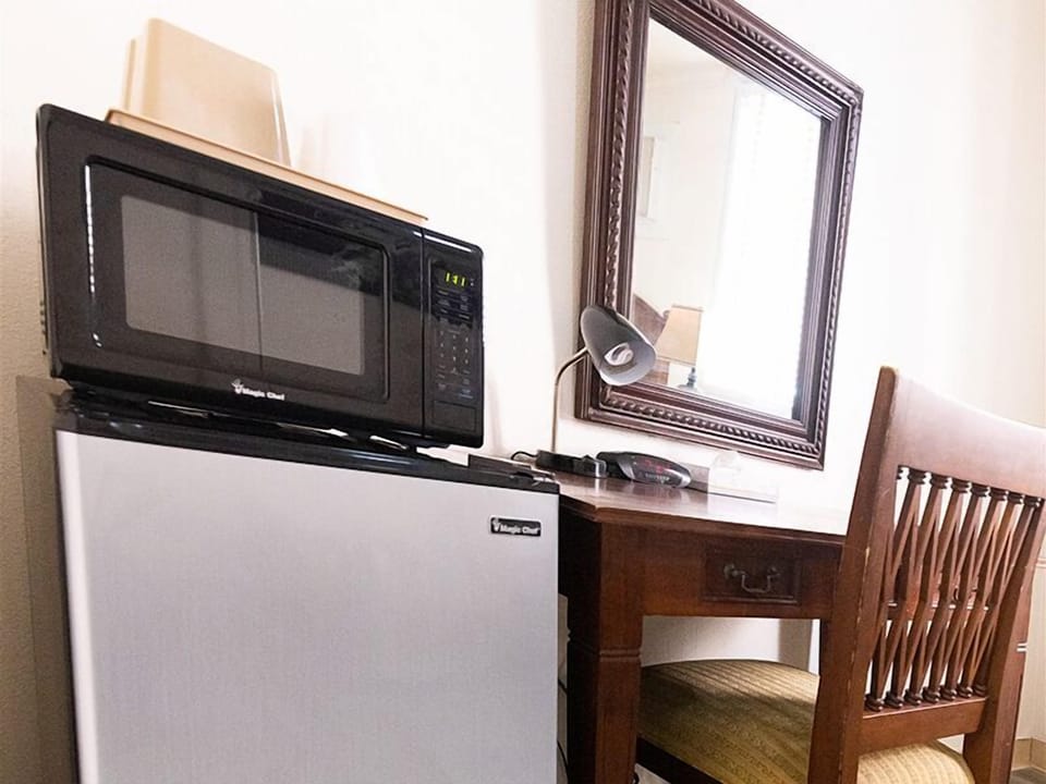 Standard Room, 1 Queen Bed | Desk, iron/ironing board, free WiFi, bed sheets