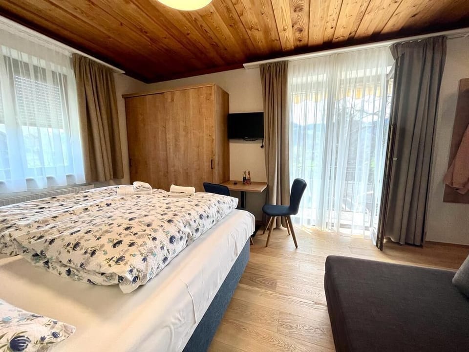 Design Double Room | Free WiFi, bed sheets