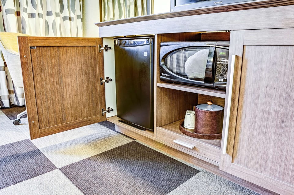 Coffee/tea maker, fridge, microwave