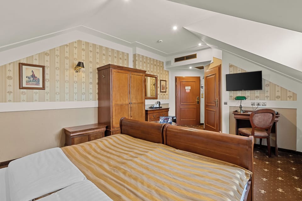 Executive Double Room | Desk, iron/ironing board, free WiFi, bed sheets