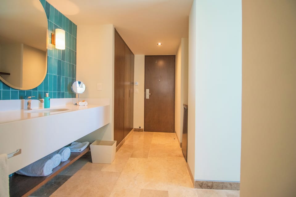 Premium Room, Sea View | Bathroom sink