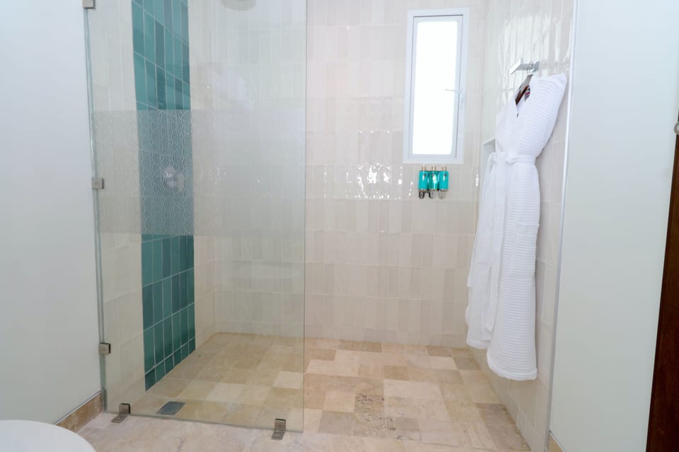 Family Suite, Sea View | Bathroom shower