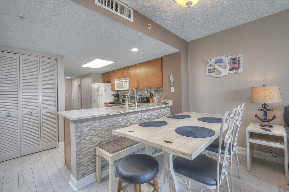 Condo, 2 Bedrooms, Oceanfront (706) | Living area