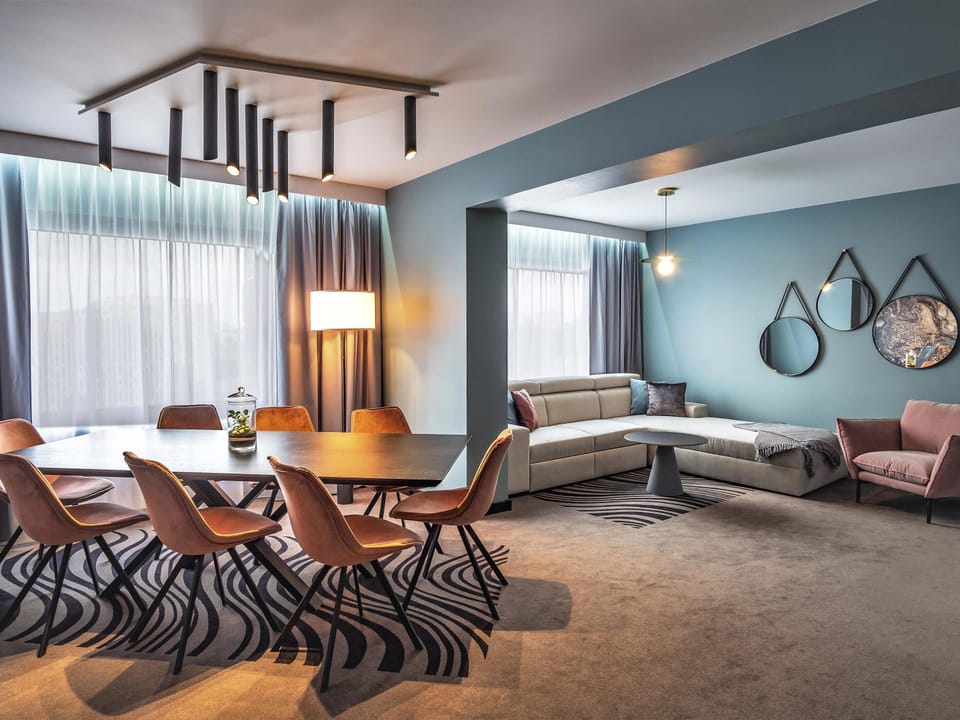 Executive Suite, 1 Queen Bed with Sofa bed | Premium bedding, minibar, in-room safe, desk