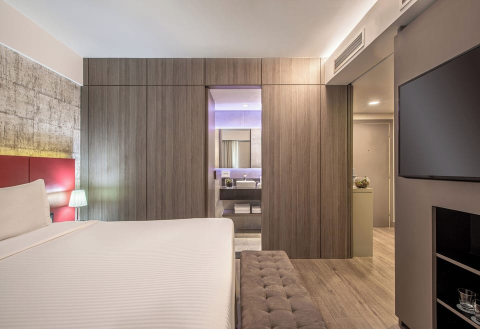 The Townhouse | Minibar, in-room safe, desk, blackout drapes