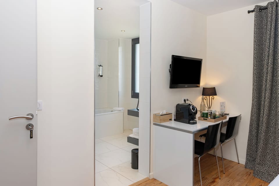 Deluxe Room, Non Smoking, Air conditioning | Blackout drapes, iron/ironing board, free WiFi, bed sheets