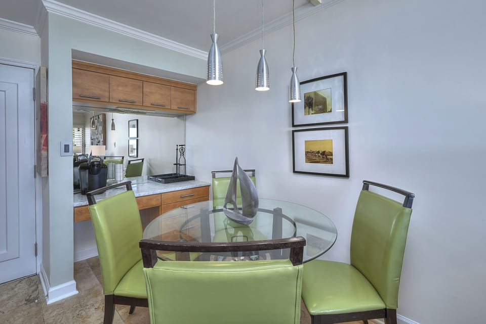 Deluxe Condo, 1 Bedroom, Oceanfront (203) | In-room dining