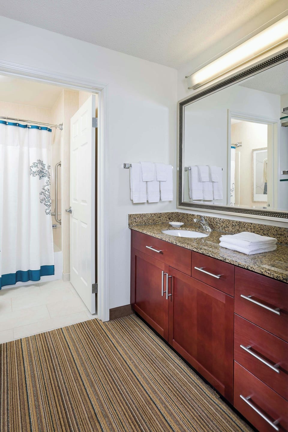 Combined shower/tub, free toiletries, hair dryer, towels