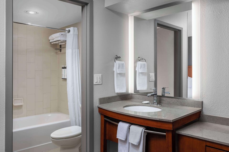 Combined shower/tub, designer toiletries, hair dryer, towels
