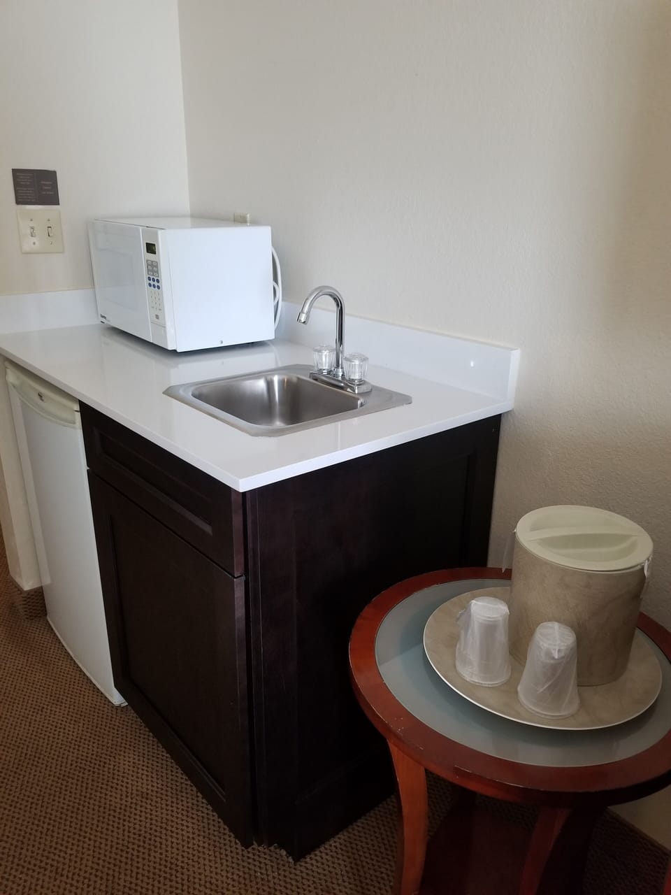 1 King Bed, Non Smoking, Jacuzzi Tub | Bathroom | Combined shower/tub, free toiletries, hair dryer, towels
