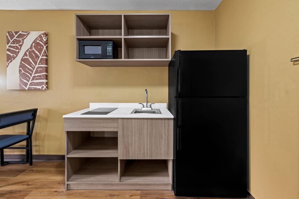 Standard Room, 1 Queen Bed, Non Smoking | Desk, laptop workspace, blackout drapes, iron/ironing board