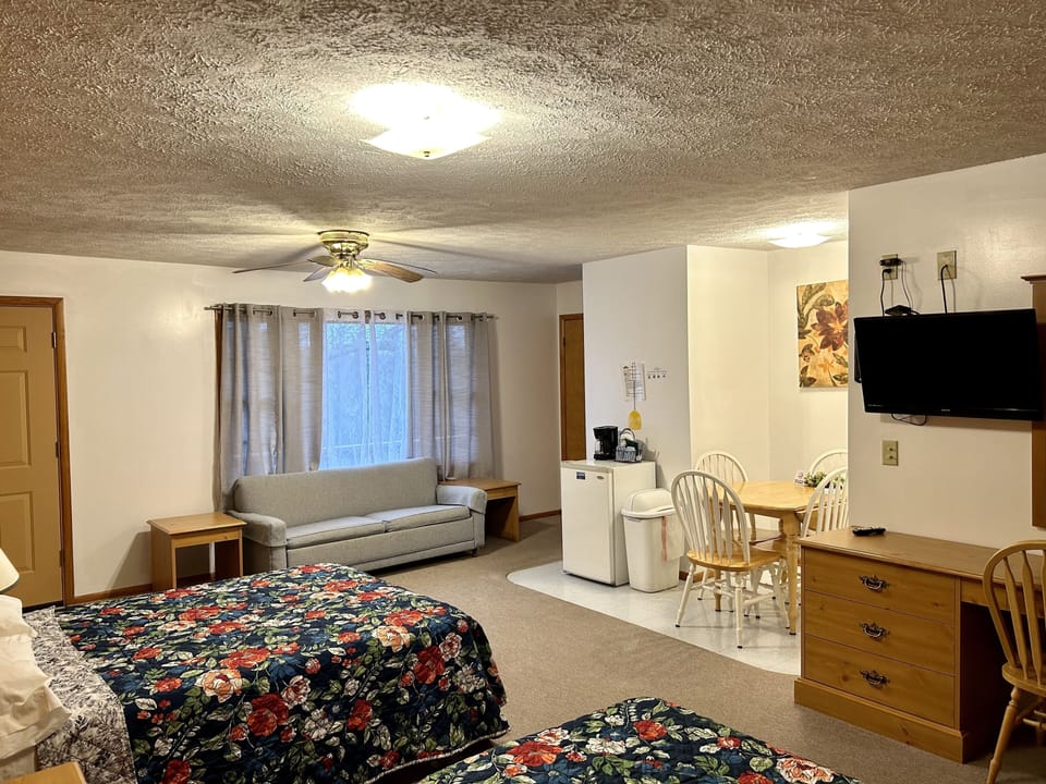 Deluxe Room, 2 Queen Beds, Partial Lake View | Living area | 32-inch flat-screen TV with cable channels, TV, books