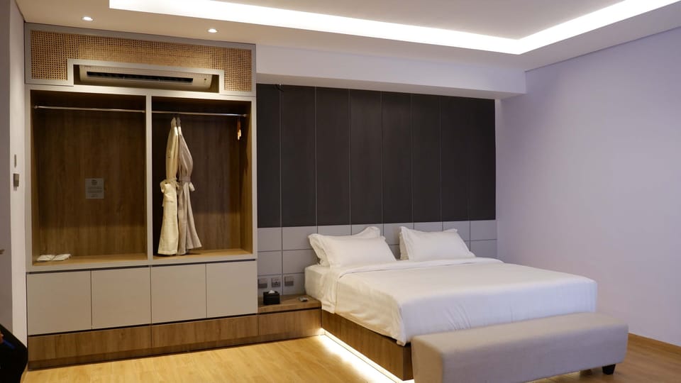 Presidential Room, Private Pool, Oceanfront | WiFi (free), bed sheets