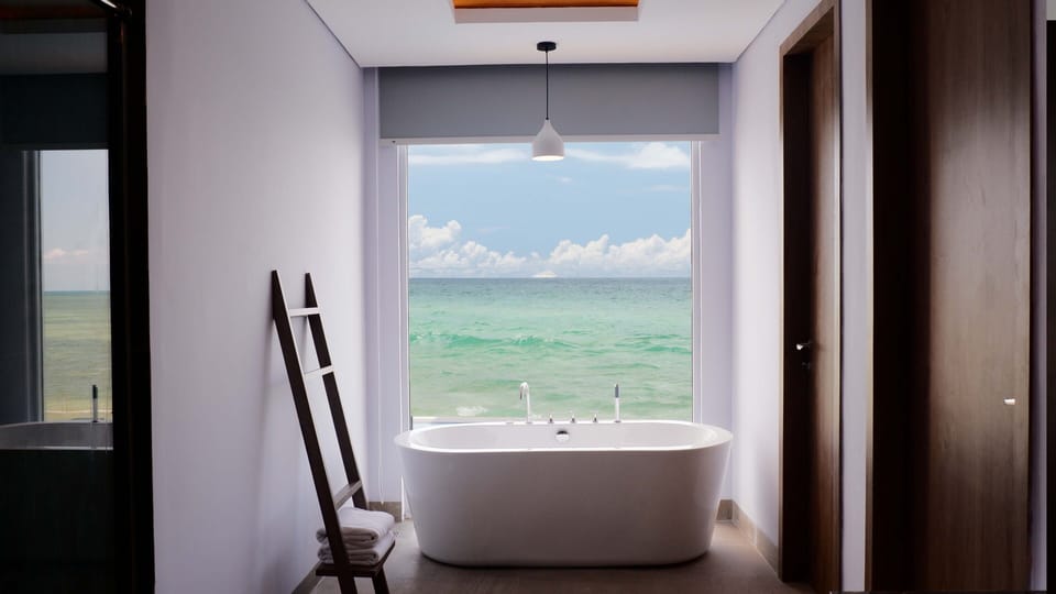 Deep soaking bathtub