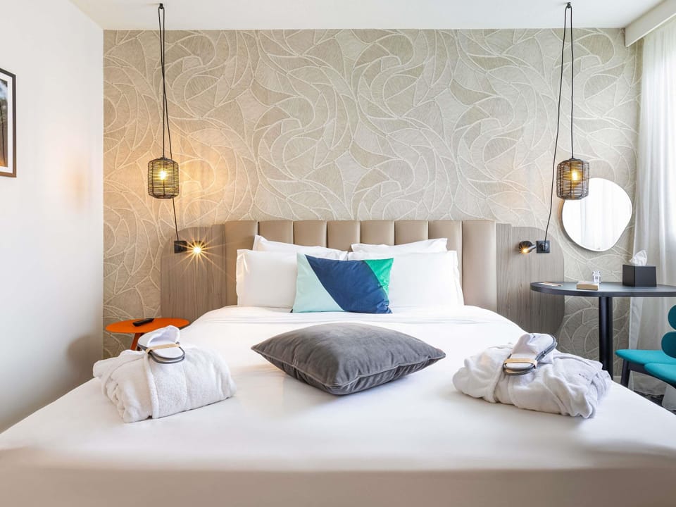 Deluxe Room, 1 Double Bed, Park View | Minibar, in-room safe, desk, soundproofing