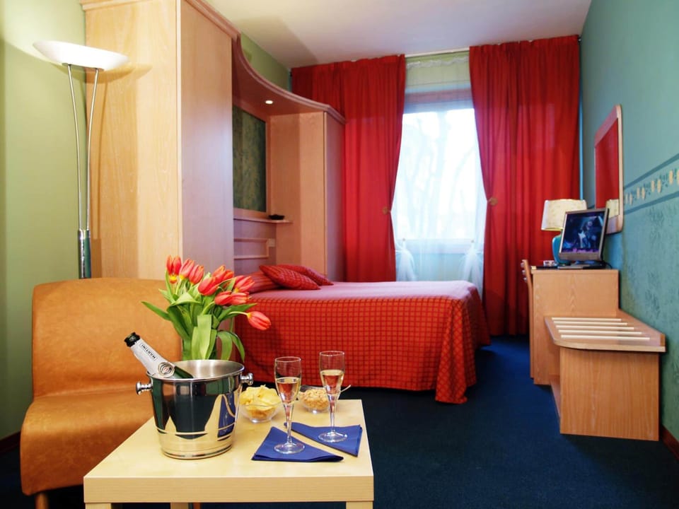 Standard Room, 1 Double Bed | Hypo-allergenic bedding, desk, blackout drapes, free WiFi