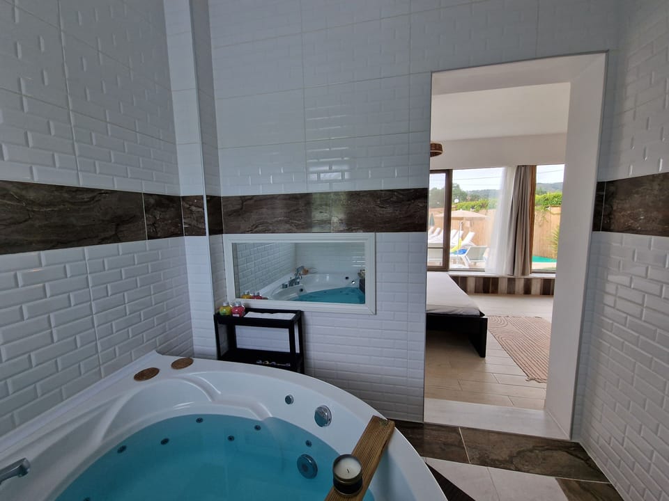 Deluxe Double Room, 1 Queen Bed, Jetted Tub, Pool View | Bathroom | Free toiletries, hair dryer, towels