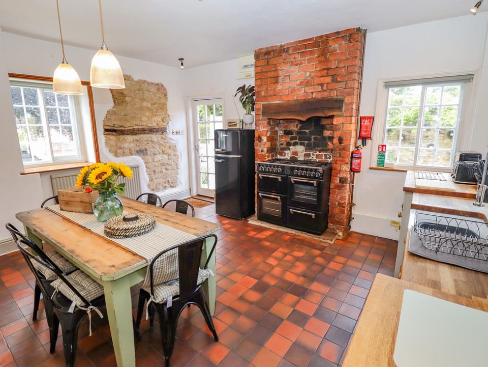 Cottage | Private kitchen | Dishwasher, cookware/dishes/utensils