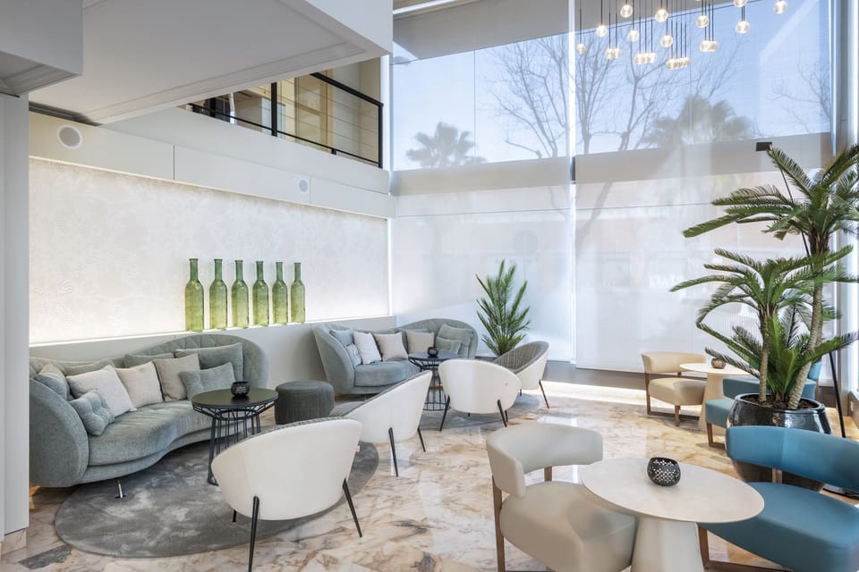Lobby lounge
