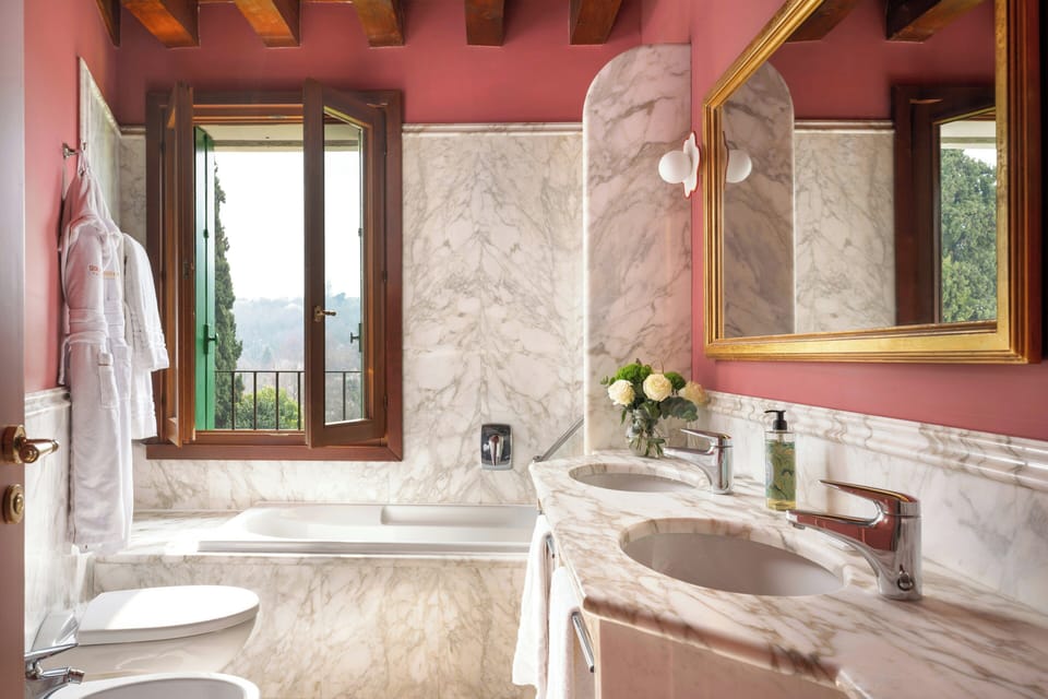 Suite Executive | Bathroom | Free toiletries, hair dryer, bathrobes, slippers