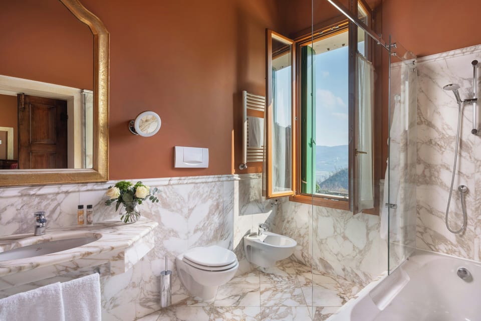 Suite Executive | Bathroom | Free toiletries, hair dryer, bathrobes, slippers