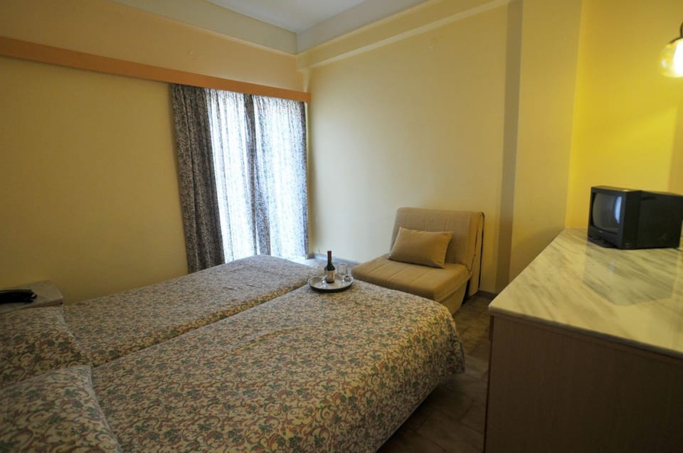 Basic Single Room | In-room safe, desk, cribs/infant beds, rollaway beds