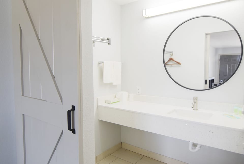 Combined shower/tub, free toiletries, towels, soap