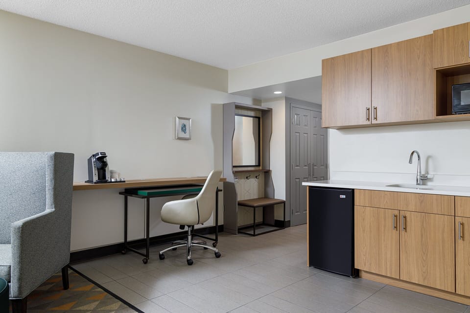 Suite, 1 King Bed (Additional Living Area) | Premium bedding, down comforters, desk, laptop workspace