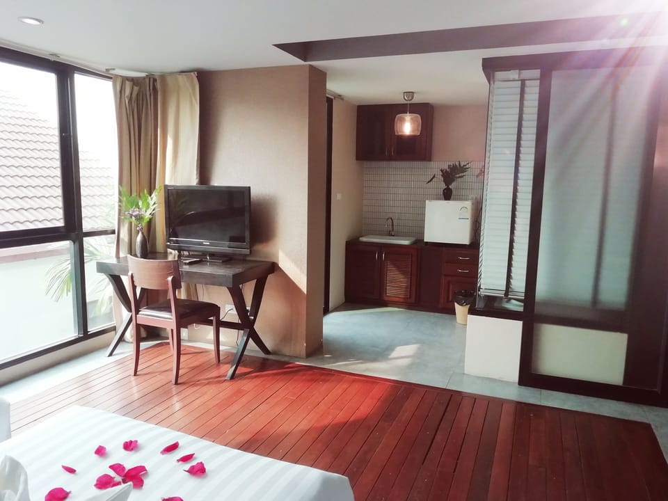 Deluxe Triple Room, 3 Twin Beds | Living area | TV