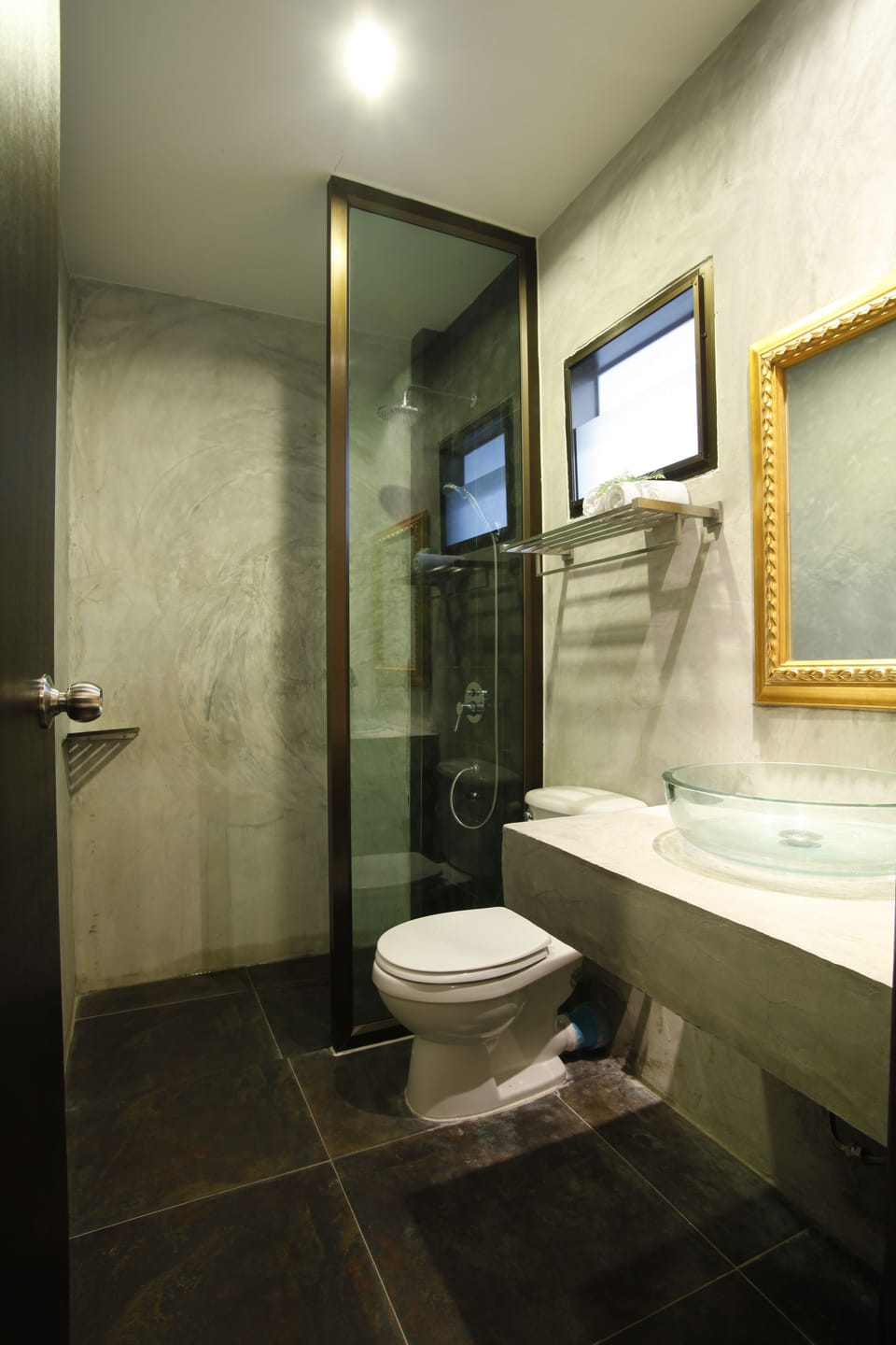 Superior Room, 1 Double Bed | Bathroom | Shower, free toiletries, hair dryer, towels