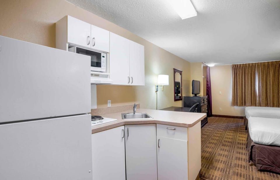 Studio, 2 Double Beds, Non Smoking | Private kitchen | Coffee/tea maker, fridge, microwave, stovetop