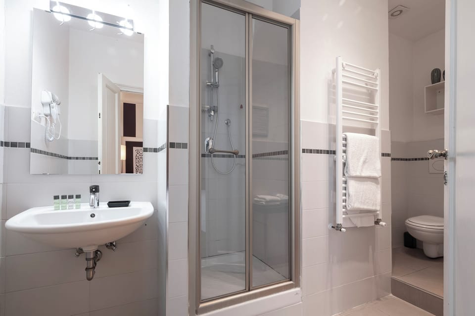 Superior Double Room | Bathroom | Shower, free toiletries, hair dryer, bidet
