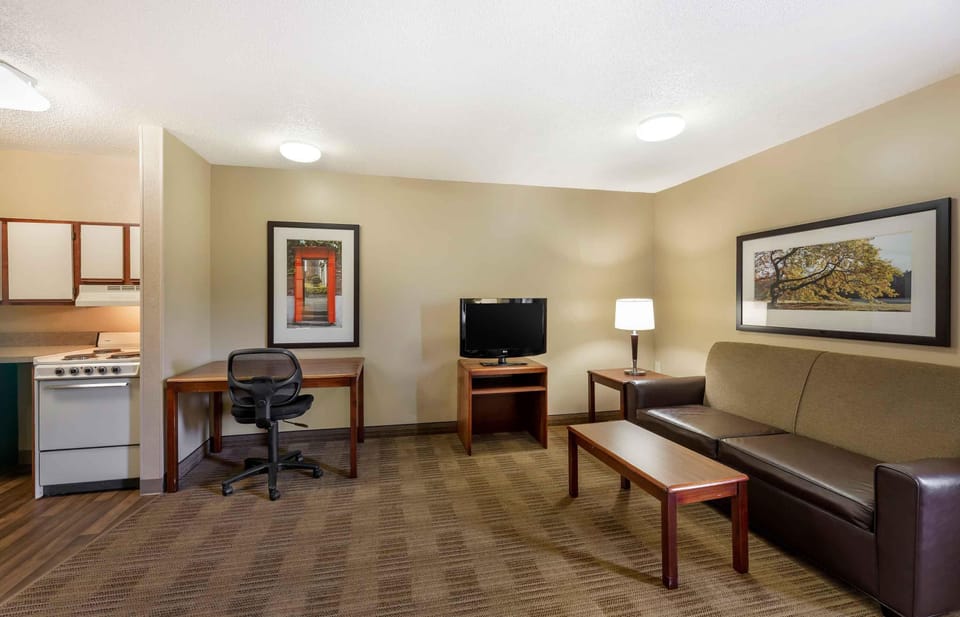 Pillowtop beds, desk, laptop workspace, blackout drapes