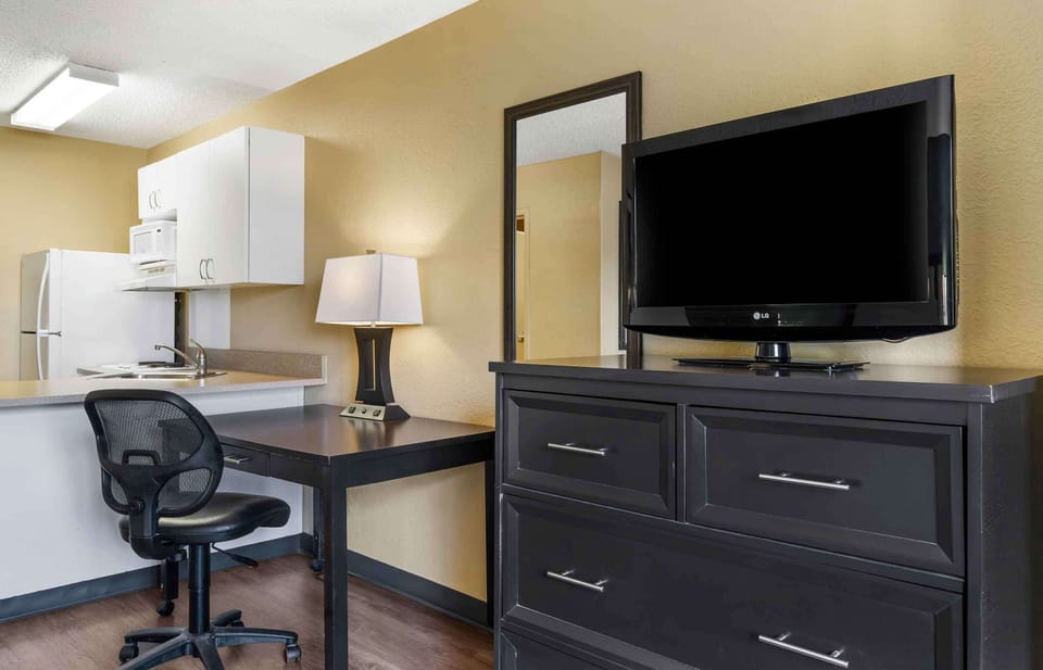 Studio, 1 Queen Bed, Non Smoking | Desk, free WiFi, bed sheets