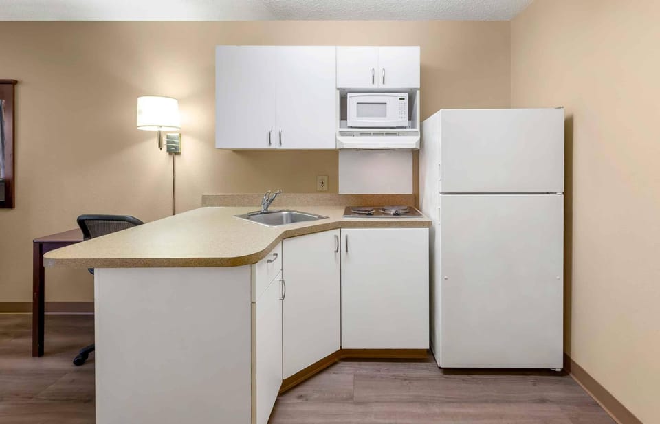 Studio, 2 Double Beds, Non Smoking | Private kitchen | Fridge, microwave, stovetop