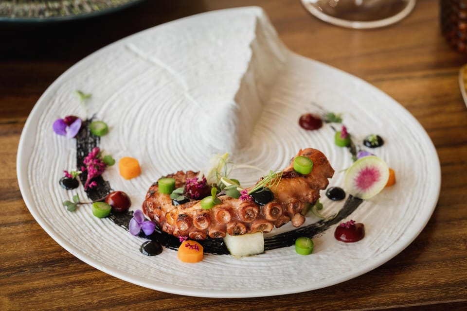5 restaurants; lunch and dinner served